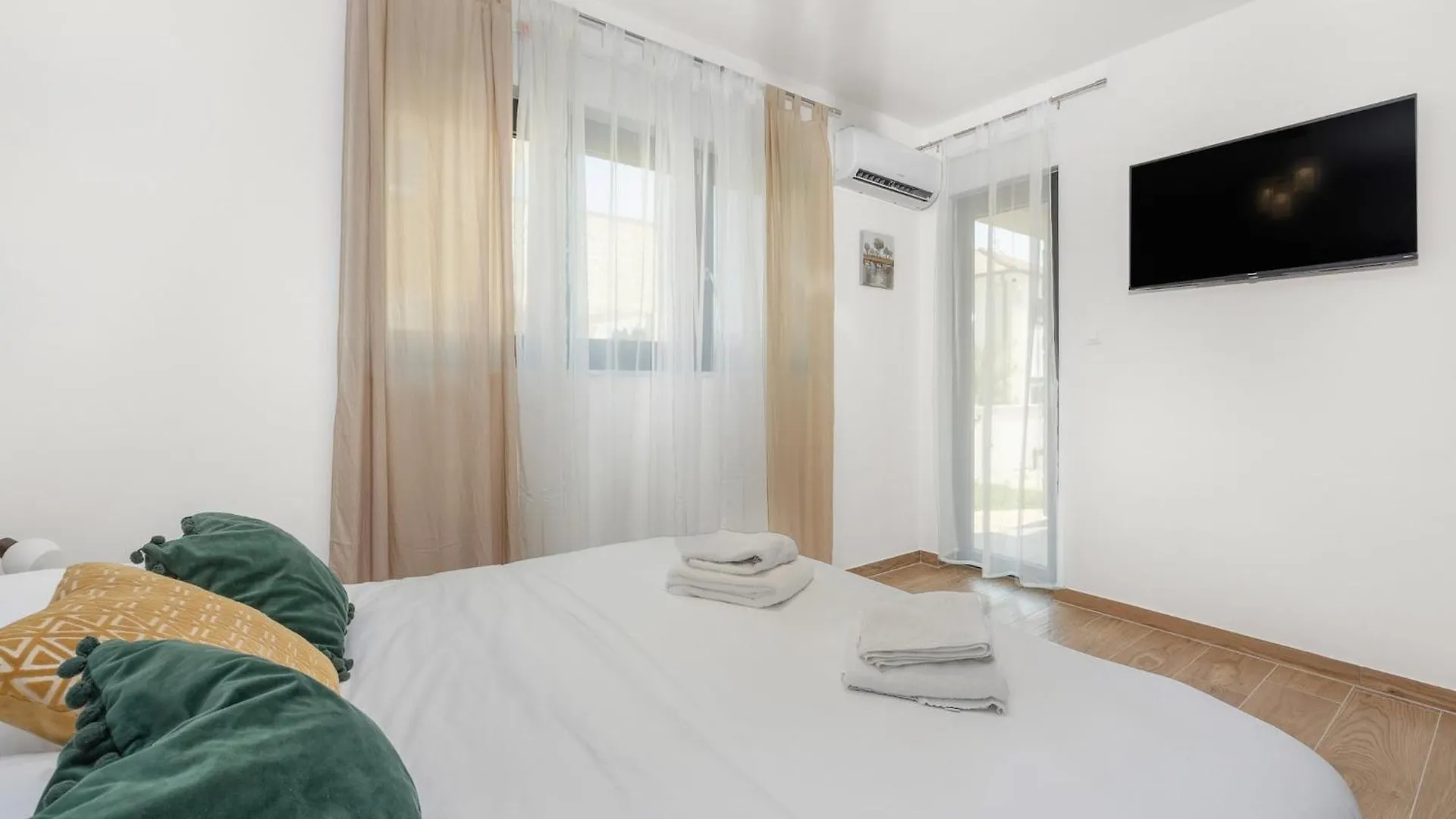 Enchanting Villa West With Pool And Jacuzzi Krnica Croatia
