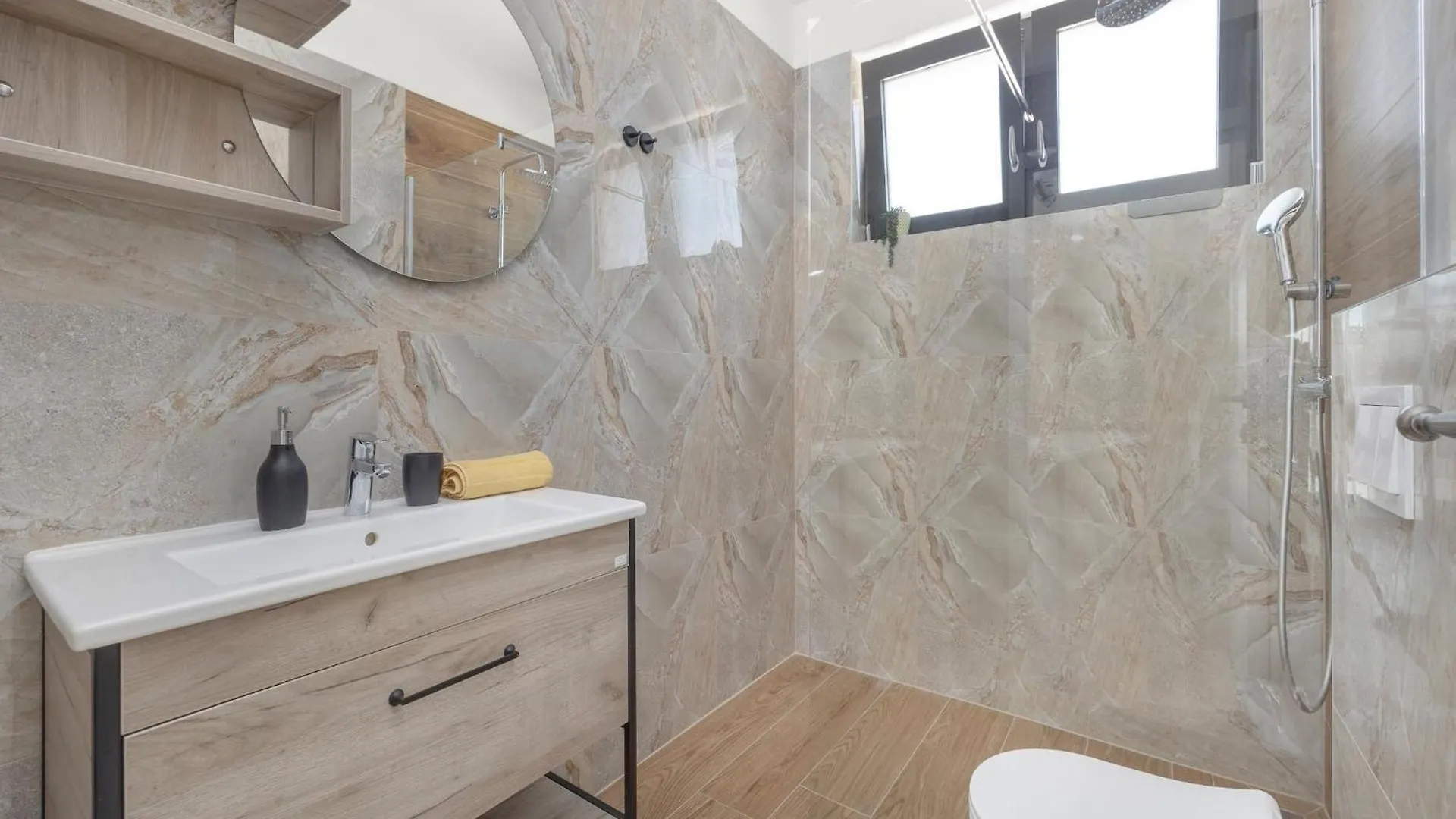 Enchanting Villa West With Pool And Jacuzzi Krnica Kroatien