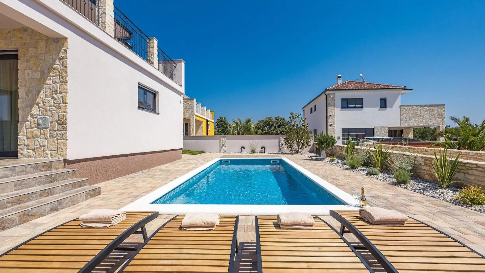 Enchanting Villa West With Pool And Jacuzzi Krnica Croatia