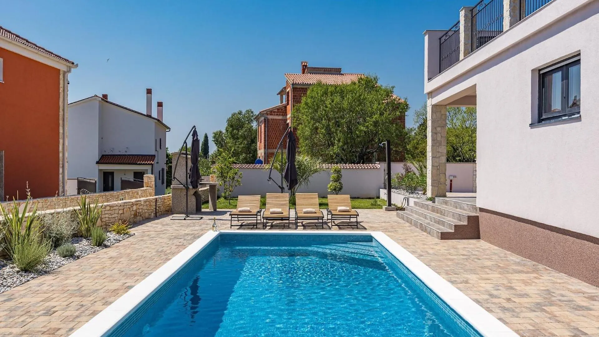 Enchanting Villa West With Pool And Jacuzzi location